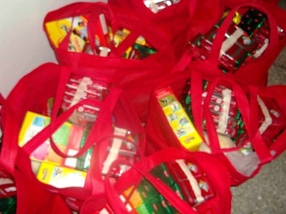 Distribution des kits ACM — Vue de dessus des sacs rouges contenant les kits préparés.