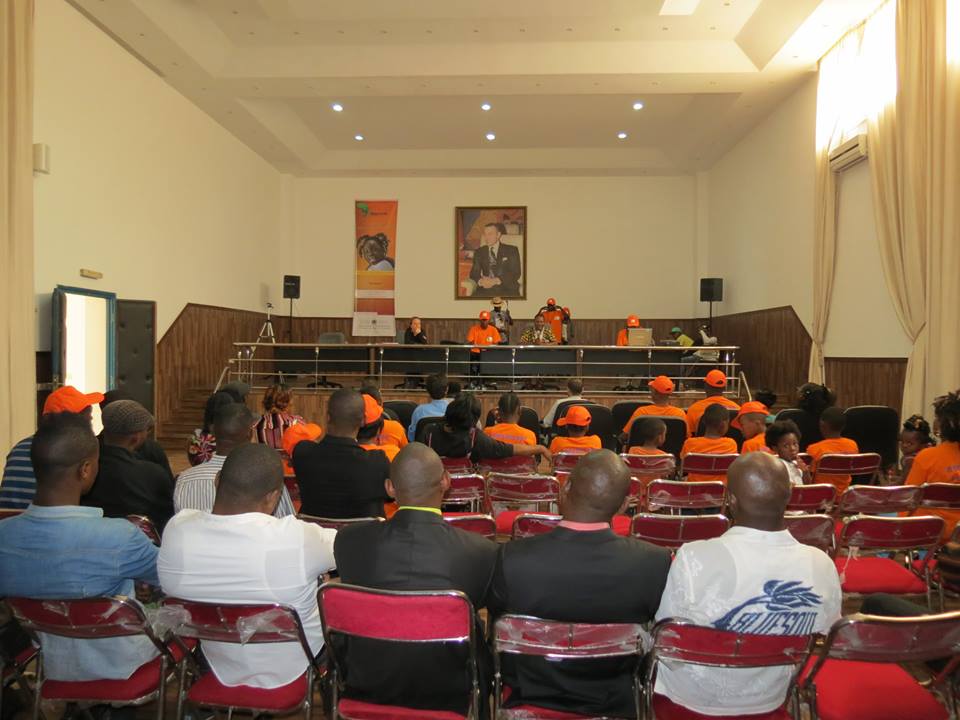 Solidarité et assistance humanitaire ACM — Vue d’ensemble du public et de la table des intervenants.