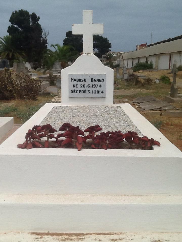 Hommage aux victimes de la migration ACM — Une sépulture fleurie surmontée d’une croix.