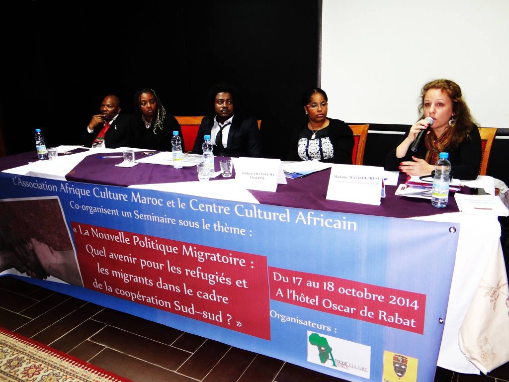 Séminaire ACM — Une intervenante s’exprime au microphone devant la banderole du séminaire.