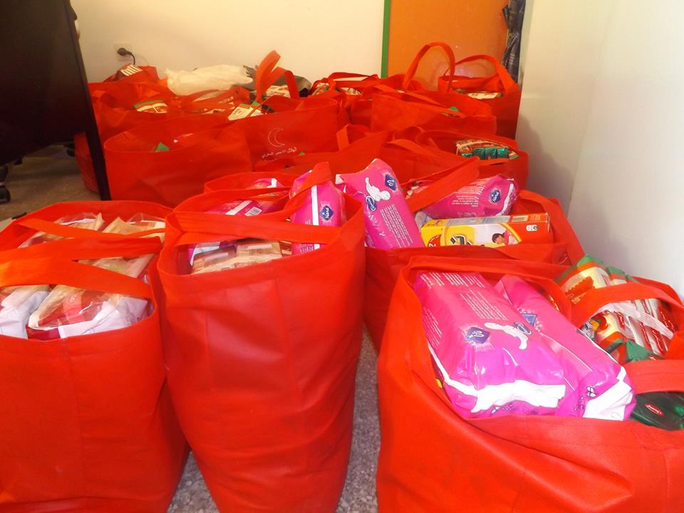 Distribution des kits ACM — Sacs de kits disposés dans la salle avant la distribution.