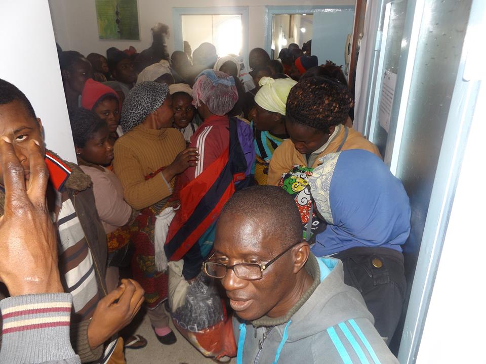 Distribution des kits ACM — Personnes réunies dans les locaux à l’occasion de la distribution des kits.