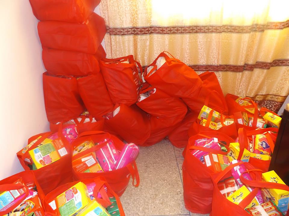 Distribution des kits ACM — Ensemble des sacs et des kits entreposés dans la salle.