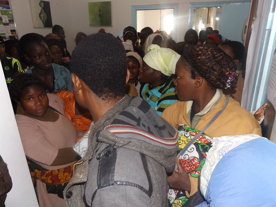 Distribution des kits ACM — Moment de rassemblement dans les locaux pendant la distribution des kits.