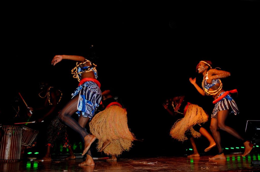Journée internationale des migrants ACM — Danseurs en mouvement pendant le spectacle.