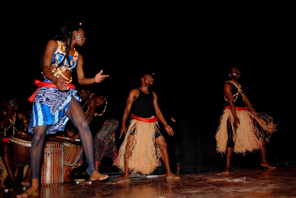Journée internationale des migrants ACM — Une séquence de danse accompagnée par les percussionnistes.