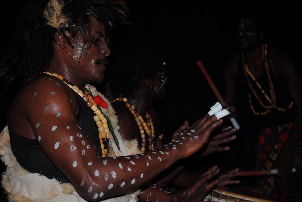 Journée internationale des migrants ACM — Un percussionniste en action pendant le spectacle.