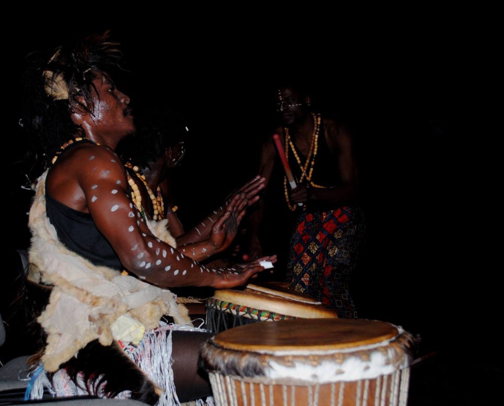 Journée internationale des migrants ACM — Vue rapprochée d’un musicien jouant des percussions.