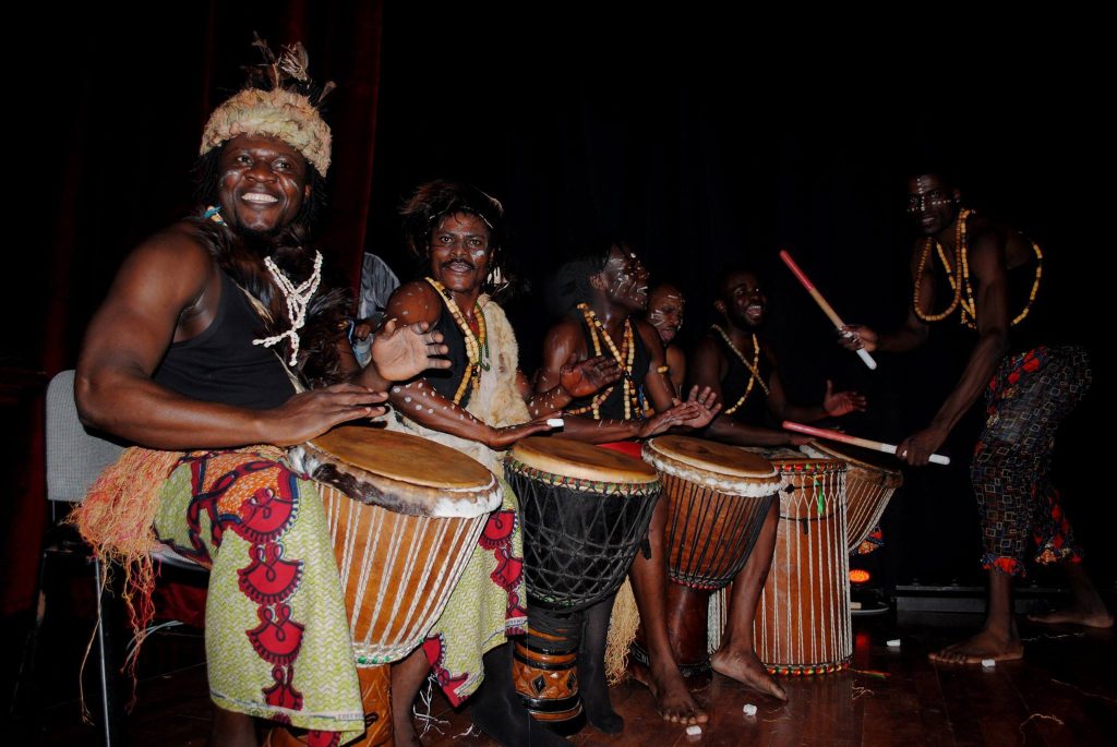 Journée internationale des migrants ACM — Le groupe de percussionnistes réuni autour des instruments.
