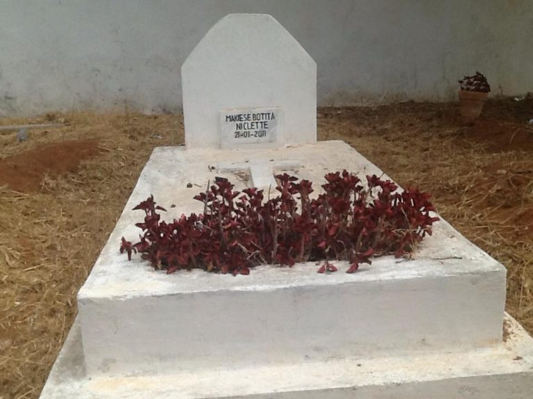 Hommage aux victimes de la migration ACM — Une sépulture fleurie dans le cadre de l’hommage.