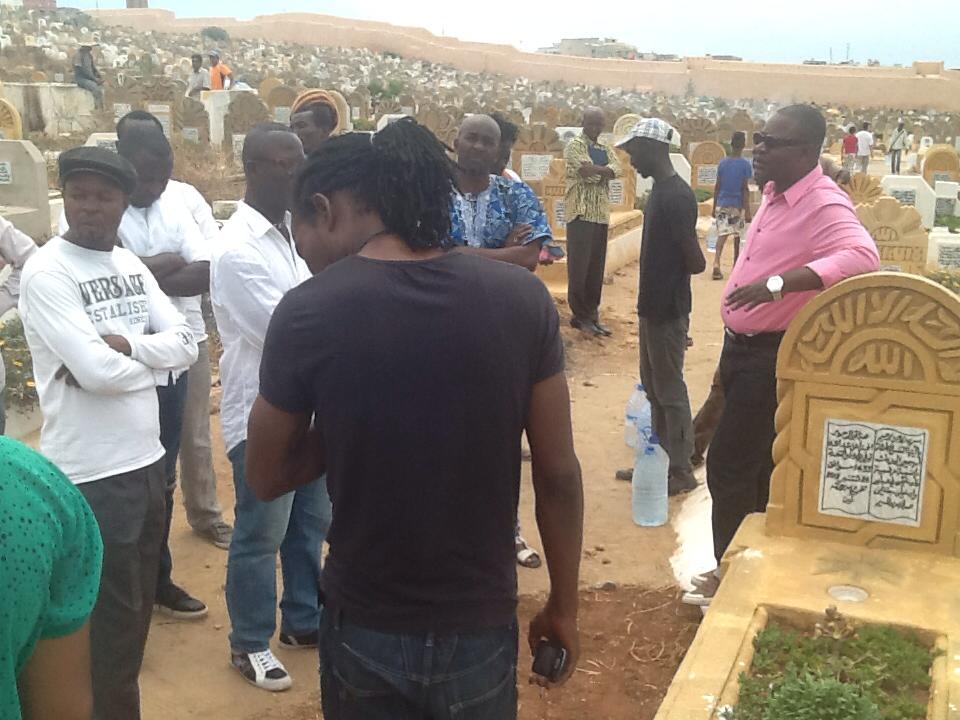 Hommage aux victimes de la migration ACM — Rassemblement de personnes dans le cimetière à l’occasion de l’hommage.