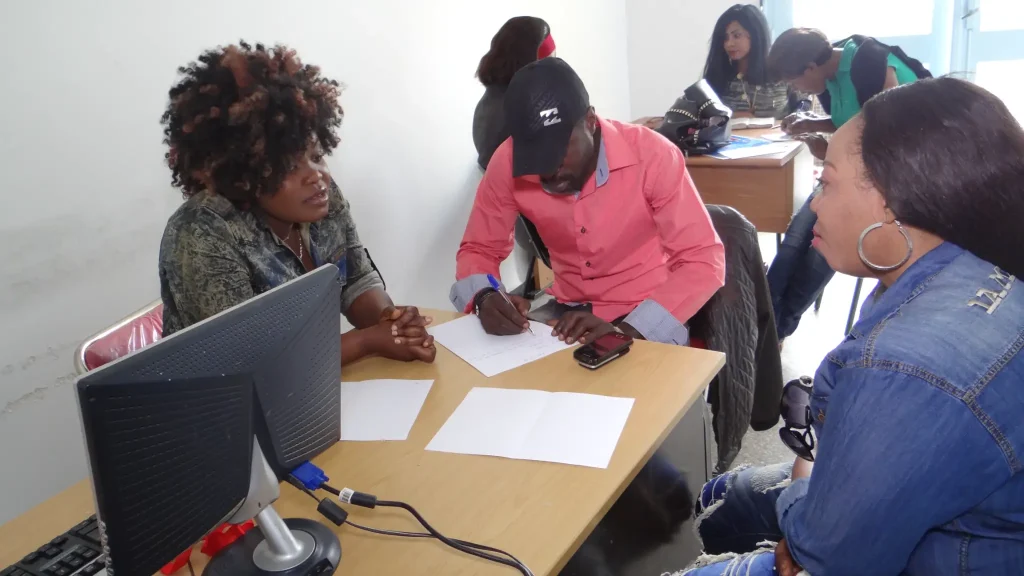 Activités parascolaires ACM — Prise de notes autour d’une table.