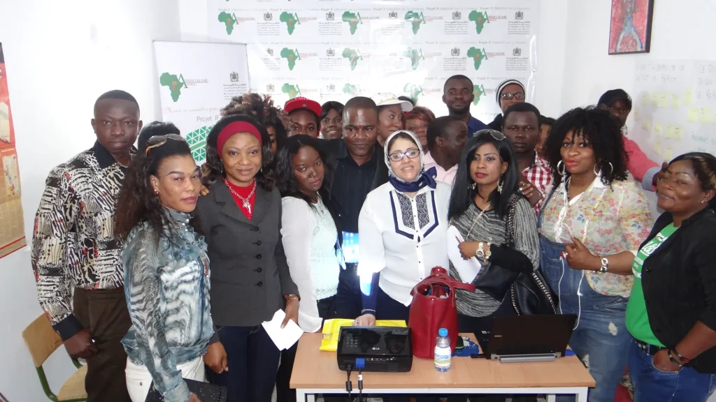 Activités parascolaires ACM — Photo de groupe dans les locaux associatifs.