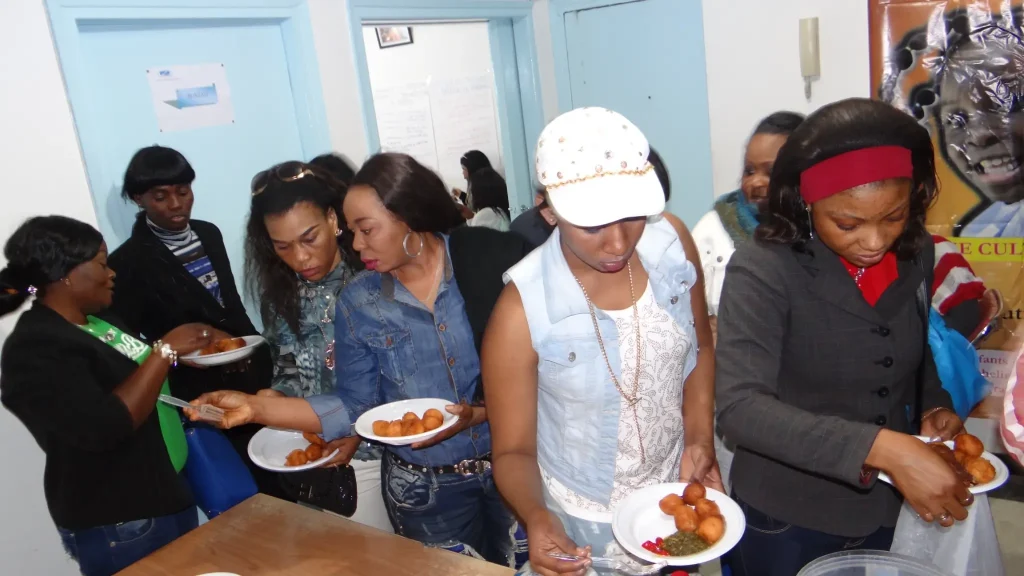 Activités parascolaires ACM — Partage d’un buffet entre les personnes présentes.