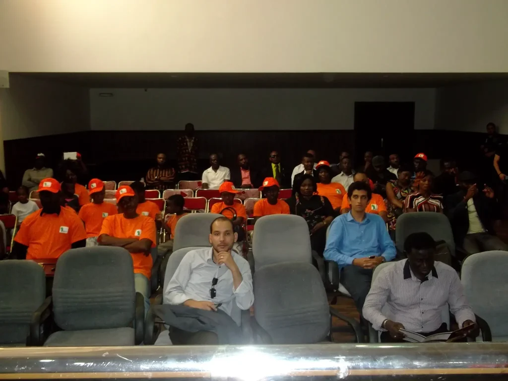 Solidarité et assistance humanitaire ACM — Personnes réunies dans la salle de rencontre.