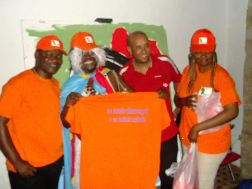 Solidarité et assistance humanitaire ACM — Photo de groupe autour d’un tee-shirt de l’action de solidarité.