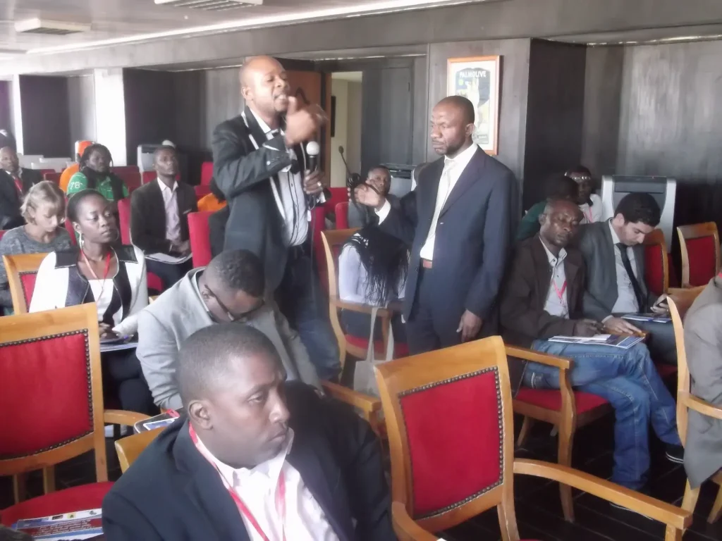 Séminaire ACM — Un participant prend la parole depuis la salle.