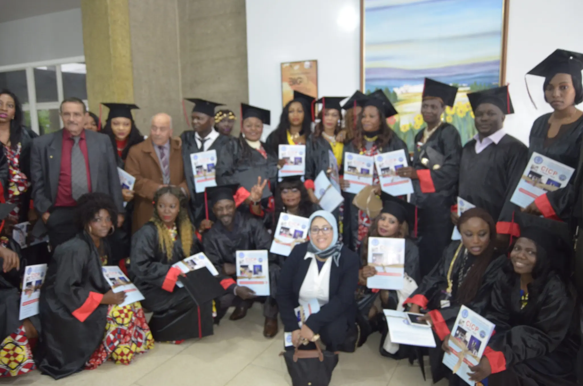 Un groupe reçoit des diplômes lors d’une cérémonie.