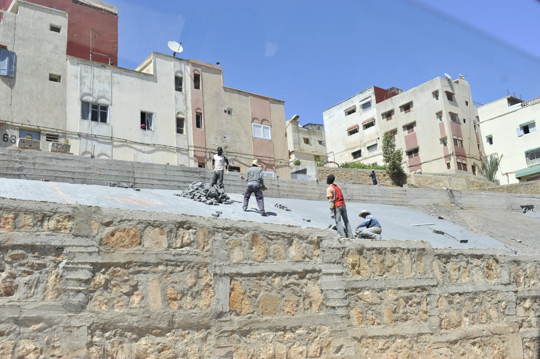 Des travaux d’aménagement d’une voie dans une rue.