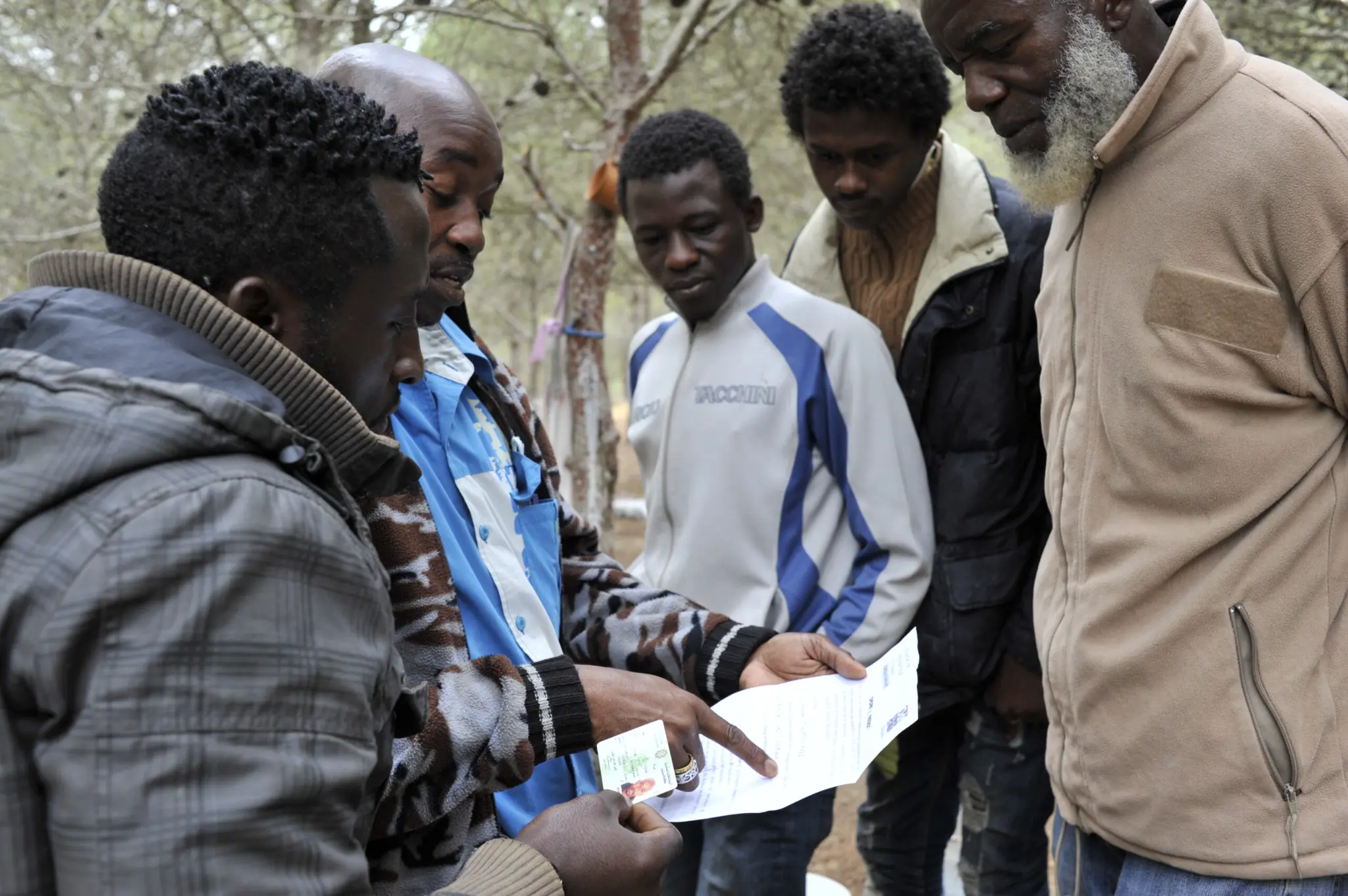 Des personnes consultent un document ensemble.
