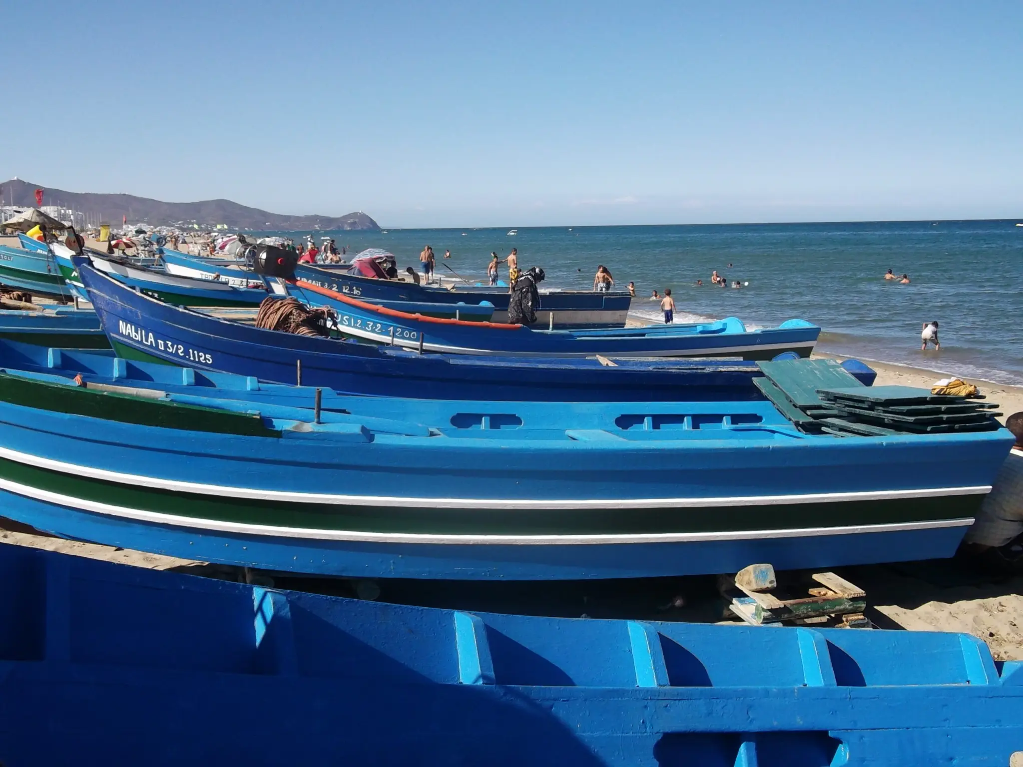 Des bateaux alignés sur une plage.
